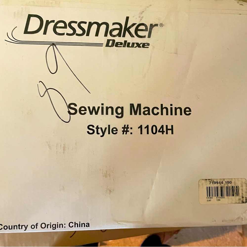 Dressmaker Deluxe Sewing Machine Style 1104H Green